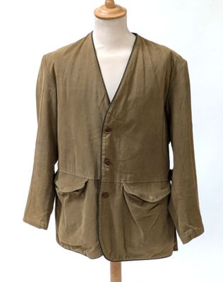 une photo d'une veste marron sur un mannequin