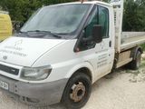un camion blanc garé à côté d'une camionnette jaune