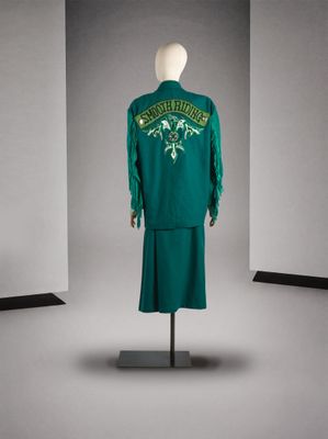une photo d'une robe et d'une veste vertes présentées sur un mannequin