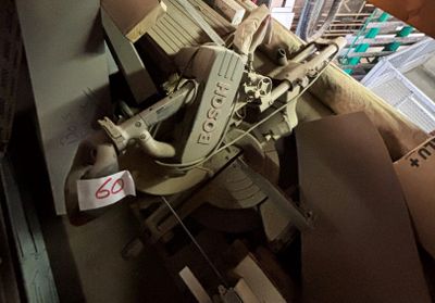 une machine posée sur une table dans une pièce