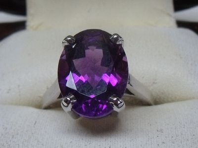 Bague en or blanc 18K, sertie d’une améthyste ovale de 5,42 …