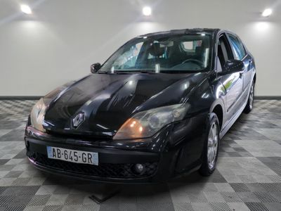 la photo d'une voiture noire garée dans un garage