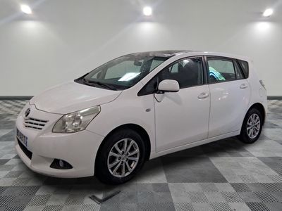 une photo d'une Toyota Yaris blanche garée dans un showroom