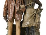 statue représentant un homme et une femme debout l'un à côté de l'autre