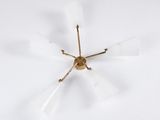 un lustre en laiton et en verre dépoli à six branches