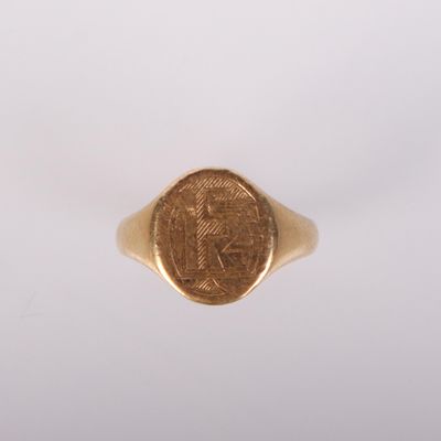 l'image d'un anneau d'or avec une pièce de monnaie au milieu