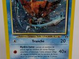 gros plan d'une carte pokemon sur une table