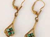 deux paires de boucles d'oreilles en or et en turquoise sur un fond blanc