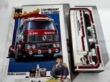 une boîte avec l'image d'un camion de pompiers et une boîte avec l'image d'un camion de pompiers