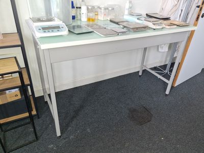 L25 : Lot de mobilier comprenant 2 tables de travail + Table…