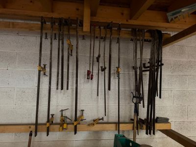 de nombreux outils accrochés au mur du garage