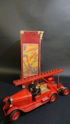 camion de pompiers miniature muni d'échelles et d'un drapeau sur le toit