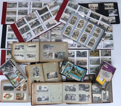 beaucoup de vieilles photos et de cartes postales sur la table