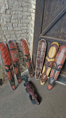 de nombreux skis alignés contre un mur