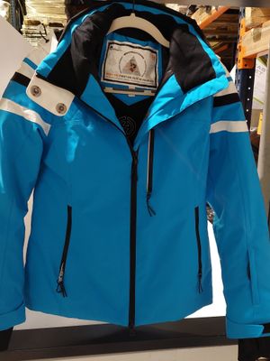 La veste bleue est suspendue à un portant dans le magasin.