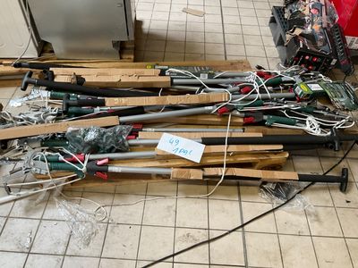 un grand nombre d'outils posés sur le sol
