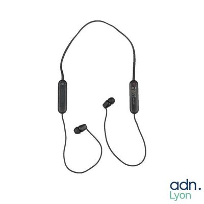 un casque avec un fil