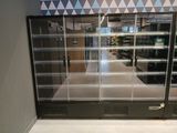 une image représentant un magasin avec une porte vitrée et des étagères