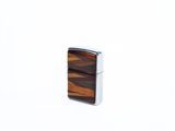 un gros plan d'un briquet posé sur une surface blanche
