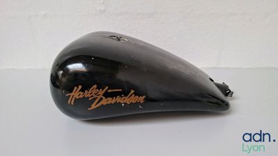 une moto noire posée sur une table