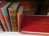 le nombre de livres qui se trouvent sur une étagère dans une pièce