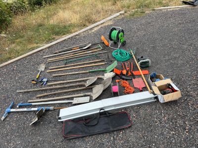 un grand nombre d'outils posés sur le sol