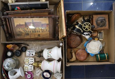 une boîte remplie d'objets hétéroclites posée sur le sol