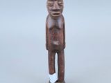 un gros plan sur une figurine représentant un homme avec un bandage à la jambe