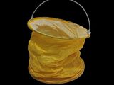 un seau en plastique jaune muni d'une poignée, sur fond noir