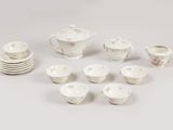 de nombreux types de plats et de tasses sur la table