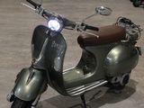 un scooter garé dans un garage