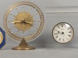 de nombreux types d'horloges exposées sur une table