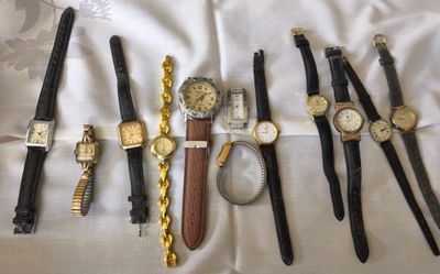 tout un tas de montres posées sur un lit