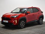 un SUV Toyota C-HR rouge garé sur un sol à damier