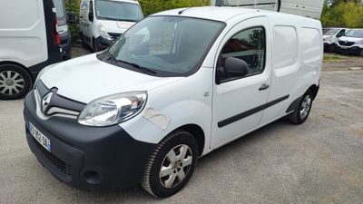 une petite camionnette blanche garée dans un parking