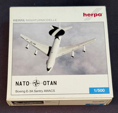 une boîte contenant une maquette d'avion