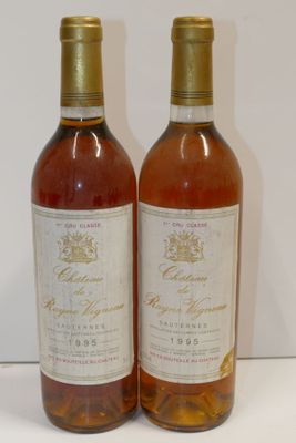 deux bouteilles de vin posées l'une à côté de l'autre sur une table