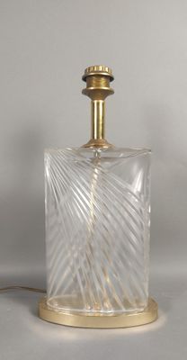 un gros plan d'une bouteille en verre surmontée d'une lampe