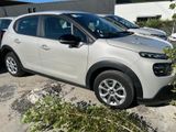 la voiture blanche est garée dans le parking à côté d'autres voitures