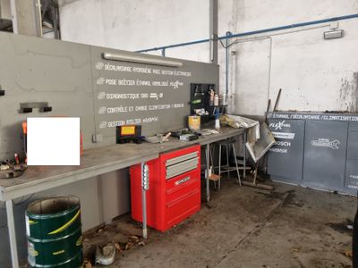 une photo d'un espace de travail dans un garage