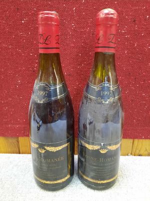 deux bouteilles de vin posées l'une à côté de l'autre sur une table