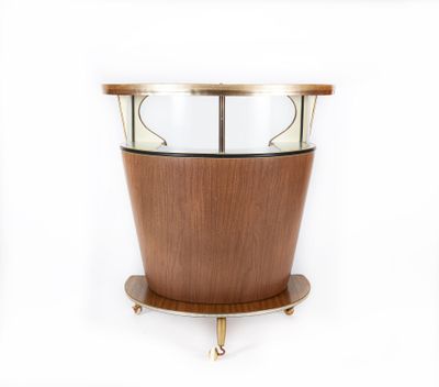 image d'une table en bois avec un plateau en verre sur fond blanc