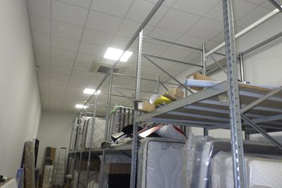 une pièce où se trouvent de nombreuses étagères sur lesquelles sont posés des matelas
