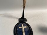 un crucifix et une bougie posés sur une table