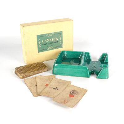 un jeu de cartes et un autre jeu de cartes posés sur la table