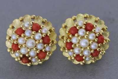 une paire de boucles d'oreilles en perles rouges et blanches et en or