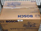 une boîte posée sur un carton