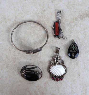 beaucoup de bijoux qui traînent par terre