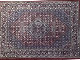 un tapis rouge et bleu sur fond blanc