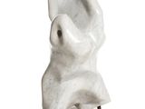 statue d'une femme assise sur un socle en bois, les mains levées